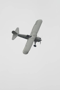 Speck-Fehraltorf, Zürih, İsviçre, 2 Temmuz 2023 HB-RBG Boeing E-75 Stearman tarihi çift katlı bir hava gösterisi sırasında