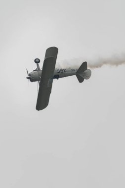 Speck-Fehraltorf, Zürih, İsviçre, 2 Temmuz 2023 HB-RBG Boeing E-75 Stearman tarihi çift katlı bir hava gösterisi sırasında