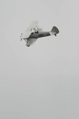 Speck-Fehraltorf, Zürih, İsviçre, 2 Temmuz 2023 HB-RBG Boeing E-75 Stearman tarihi çift katlı bir hava gösterisi sırasında