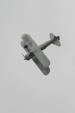 Speck-Fehraltorf, Zürih, İsviçre, 2 Temmuz 2023 HB-RBG Boeing E-75 Stearman tarihi çift katlı bir hava gösterisi sırasında