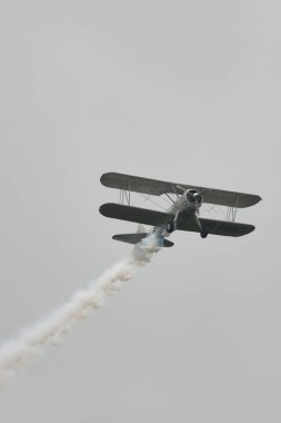 Speck-Fehraltorf, Zürih, İsviçre, 2 Temmuz 2023 HB-RBG Boeing E-75 Stearman tarihi çift katlı bir hava gösterisi sırasında