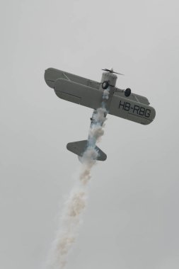 Speck-Fehraltorf, Zürih, İsviçre, 2 Temmuz 2023 HB-RBG Boeing E-75 Stearman tarihi çift katlı bir hava gösterisi sırasında