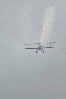 Speck-Fehraltorf, Zürih, İsviçre, 2 Temmuz 2023 HB-RBG Boeing E-75 Stearman tarihi çift katlı bir hava gösterisi sırasında