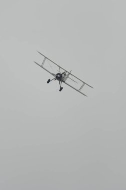 Speck-Fehraltorf, Zürih, İsviçre, 2 Temmuz 2023 HB-RBG Boeing E-75 Stearman tarihi çift katlı bir hava gösterisi sırasında