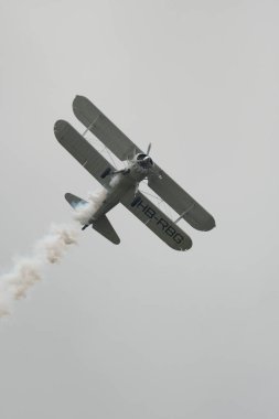 Speck-Fehraltorf, Zürih, İsviçre, 2 Temmuz 2023 HB-RBG Boeing E-75 Stearman tarihi çift katlı bir hava gösterisi sırasında