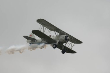 Speck-Fehraltorf, Zürih, İsviçre, 2 Temmuz 2023 HB-RBG Boeing E-75 Stearman tarihi çift katlı bir hava gösterisi sırasında