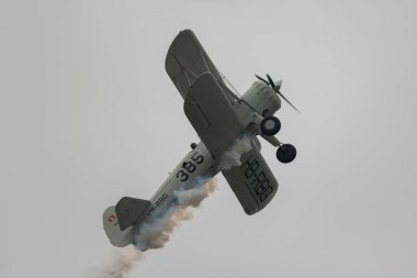 Speck-Fehraltorf, Zürih, İsviçre, 2 Temmuz 2023 HB-RBG Boeing E-75 Stearman tarihi çift katlı bir hava gösterisi sırasında