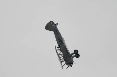 Speck-Fehraltorf, Zürih, İsviçre, 2 Temmuz 2023 HB-RBG Boeing E-75 Stearman tarihi çift katlı bir hava gösterisi sırasında