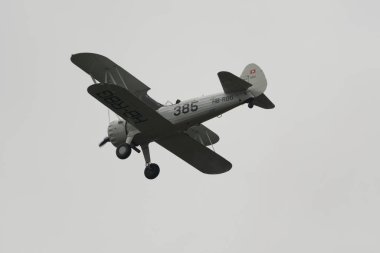 Speck-Fehraltorf, Zürih, İsviçre, 2 Temmuz 2023 HB-RBG Boeing E-75 Stearman tarihi çift katlı bir hava gösterisi sırasında