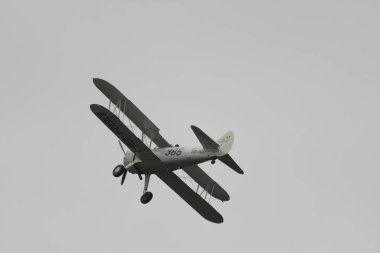 Speck-Fehraltorf, Zürih, İsviçre, 2 Temmuz 2023 HB-RBG Boeing E-75 Stearman tarihi çift katlı bir hava gösterisi sırasında