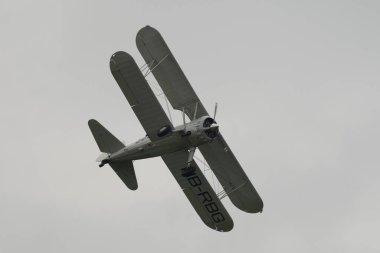 Speck-Fehraltorf, Zürih, İsviçre, 2 Temmuz 2023 HB-RBG Boeing E-75 Stearman tarihi çift katlı bir hava gösterisi sırasında