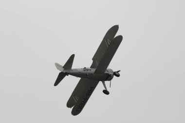 Speck-Fehraltorf, Zürih, İsviçre, 2 Temmuz 2023 HB-RBG Boeing E-75 Stearman tarihi çift katlı bir hava gösterisi sırasında