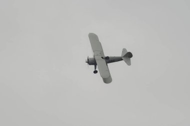 Speck-Fehraltorf, Zürih, İsviçre, 2 Temmuz 2023 HB-RBG Boeing E-75 Stearman tarihi çift katlı bir hava gösterisi sırasında