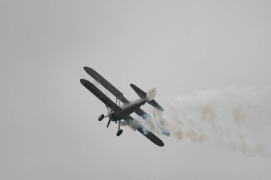 Speck-Fehraltorf, Zürih, İsviçre, 2 Temmuz 2023 HB-RBG Boeing E-75 Stearman tarihi çift katlı bir hava gösterisi sırasında