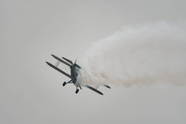 Speck-Fehraltorf, Zürih, İsviçre, 2 Temmuz 2023 HB-RBG Boeing E-75 Stearman tarihi çift katlı bir hava gösterisi sırasında