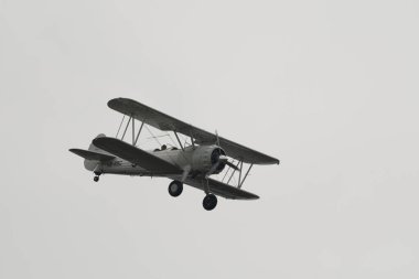 Speck-Fehraltorf, Zürih, İsviçre, 2 Temmuz 2023 HB-RBG Boeing E-75 Stearman tarihi çift katlı bir hava gösterisi sırasında