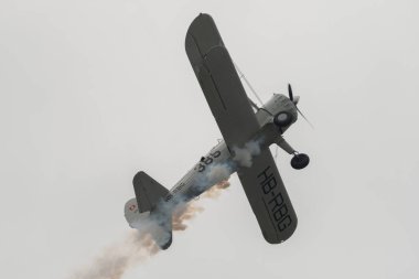 Speck-Fehraltorf, Zürih, İsviçre, 2 Temmuz 2023 HB-RBG Boeing E-75 Stearman tarihi çift katlı bir hava gösterisi sırasında