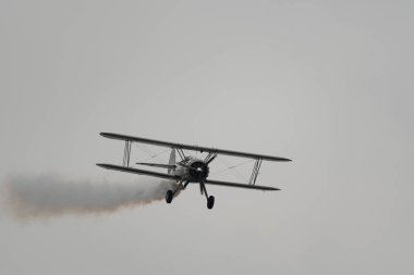 Speck-Fehraltorf, Zürih, İsviçre, 2 Temmuz 2023 HB-RBG Boeing E-75 Stearman tarihi çift katlı bir hava gösterisi sırasında