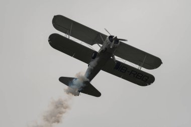 Speck-Fehraltorf, Zürih, İsviçre, 2 Temmuz 2023 HB-RBG Boeing E-75 Stearman tarihi çift katlı bir hava gösterisi sırasında