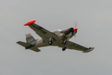 Speck-Fehraltorf, Zürih, İsviçre, 2 Temmuz 2023 Siai Marchetti SF-260 akrobatik uçakları küçük bir havaalanından kalkıyor.