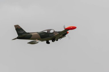 Speck-Fehraltorf, Zürih, İsviçre, 2 Temmuz 2023 Siai Marchetti SF-260 akrobatik uçakları küçük bir havaalanından kalkıyor.