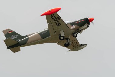 Speck-Fehraltorf, Zürih, İsviçre, 2 Temmuz 2023 Siai Marchetti SF-260 akrobatik uçakları küçük bir havaalanından kalkıyor.