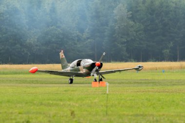 Speck-Fehraltorf, Zürih, İsviçre, 2 Temmuz 2023 Siai Marchetti SF-260 Akrobatik uçakları küçük bir havaalanındaki çimen pistinde