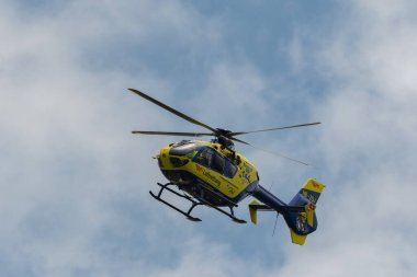 Speck-Fehraltorf, Zürih, İsviçre, 2 Temmuz 2023 HB-ZSJ Alpine ambulans Airbus EC-135 helikopter ziyareti sırasında
