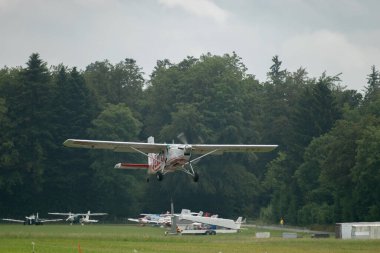 Speck-Fehraltorf, Zürih, İsviçre, 2 Temmuz 2023 HB-FKL Pilatus PC-6 / B2-H4 Turbo Porter küçük bir havaalanından ayrılıyor.