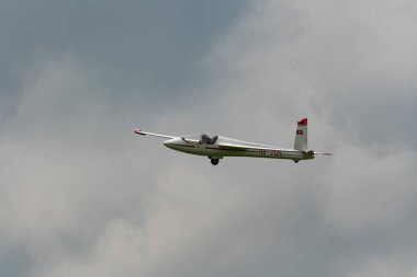 Speck-Fehraltorf, Zürih, İsviçre, 2 Temmuz 2023 Swift S-1 akrobatik planör bir hava gösterisi sırasında sahne alıyor