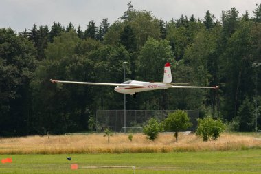 Speck-Fehraltorf, Zürih, İsviçre, 2 Temmuz 2023 Swift S-1 akrobatik planörü küçük bir havaalanına iniyor.