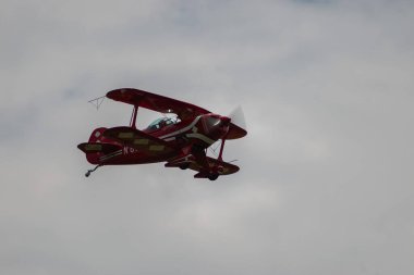 Speck-Fehraltorf, Zürih, İsviçre, 2 Temmuz 2023 N-8671 Pitts S-1S-1S özel akrobatik çift katlı uçak bir hava gösterisi sırasında sahneleniyor