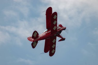 Speck-Fehraltorf, Zürih, İsviçre, 2 Temmuz 2023 N-8671 Pitts S-1S-1S özel akrobatik çift katlı uçak bir hava gösterisi sırasında sahneleniyor