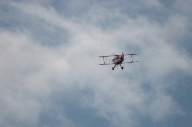 Speck-Fehraltorf, Zürih, İsviçre, 2 Temmuz 2023 N-8671 Pitts S-1S-1S özel akrobatik çift katlı uçak bir hava gösterisi sırasında sahneleniyor