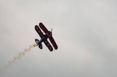 Speck-Fehraltorf, Zürih, İsviçre, 2 Temmuz 2023 N-8671 Pitts S-1S-1S özel akrobatik çift katlı uçak bir hava gösterisi sırasında sahneleniyor