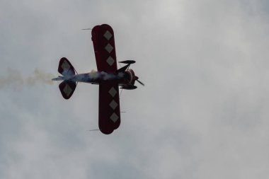 Speck-Fehraltorf, Zürih, İsviçre, 2 Temmuz 2023 N-8671 Pitts S-1S-1S özel akrobatik çift katlı uçak bir hava gösterisi sırasında sahneleniyor