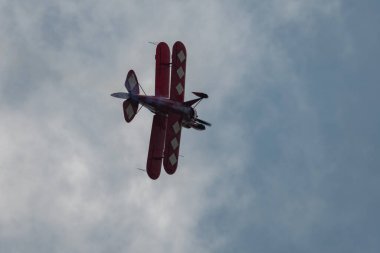 Speck-Fehraltorf, Zürih, İsviçre, 2 Temmuz 2023 N-8671 Pitts S-1S-1S özel akrobatik çift katlı uçak bir hava gösterisi sırasında sahneleniyor