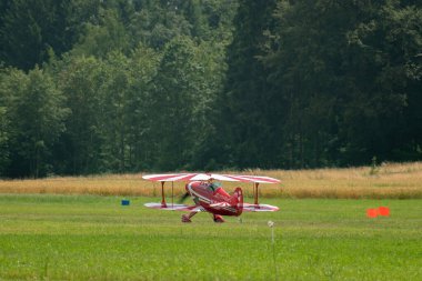 Speck-Fehraltorf, Zürih, İsviçre, 2 Temmuz 2023 N-8671 Pitts S-1S-1S özel akrobatik çift katlı uçak küçük bir havaalanından kalkıyor.