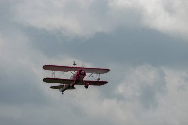 Speck-Fehraltorf, Zürih, İsviçre, 2 Temmuz 2023 N-450D Boeing PT-13D çift katlı akrobatik uçak küçük bir havaalanından kalkıyor.