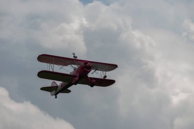 Speck-Fehraltorf, Zürih, İsviçre, 2 Temmuz 2023 N-450D Boeing PT-13D çift katlı akrobatik uçak küçük bir havaalanından kalkıyor.