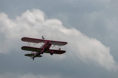 Speck-Fehraltorf, Zürih, İsviçre, 2 Temmuz 2023 N-450D Boeing PT-13D çift katlı akrobatik uçak küçük bir havaalanından kalkıyor.