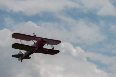 Speck-Fehraltorf, Zürih, İsviçre, 2 Temmuz 2023 N-450D Boeing PT-13D çift katlı akrobatik uçak küçük bir havaalanından kalkıyor.