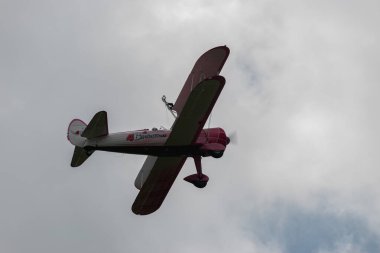 Speck-Fehraltorf, Zürih, İsviçre, 2 Temmuz 2023 N-450D Boeing PT-13D çift katlı akrobatik uçak küçük bir havaalanından kalkıyor.