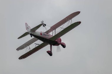 Speck-Fehraltorf, Zürih, İsviçre, 2 Temmuz 2023 N-450D Boeing PT-13D çift katlı akrobatik uçak küçük bir havaalanından kalkıyor.