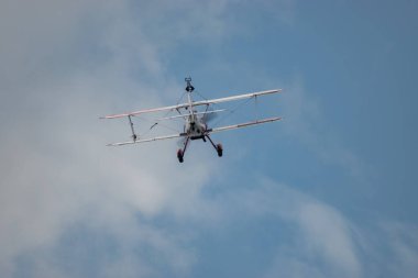 Speck-Fehraltorf, Zürih, İsviçre, 2 Temmuz 2023 N-450D Boeing PT-13D çift katlı akrobatik uçak küçük bir havaalanından kalkıyor.