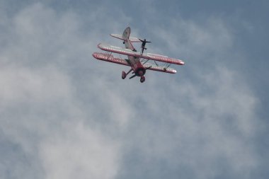 Speck-Fehraltorf, Zürih, İsviçre, 2 Temmuz 2023 N-450D Boeing PT-13D tarihi çift katlı uçak hava gösterisi sırasında kanat yürüyüşü yapan bir kadınla