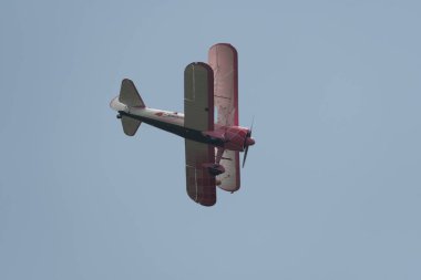 Speck-Fehraltorf, Zürih, İsviçre, 2 Temmuz 2023 N-450D Boeing PT-13D tarihi çift katlı uçak bir hava gösterisi sırasında sahneleniyor.