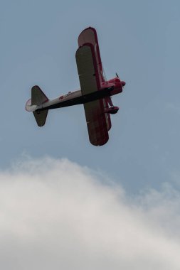 Speck-Fehraltorf, Zürih, İsviçre, 2 Temmuz 2023 N-450D Boeing PT-13D tarihi çift katlı uçak bir hava gösterisi sırasında sahneleniyor.