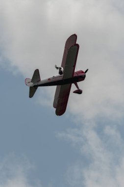 Speck-Fehraltorf, Zürih, İsviçre, 2 Temmuz 2023 N-450D Boeing PT-13D tarihi çift katlı uçak bir hava gösterisi sırasında sahneleniyor.