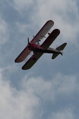 Speck-Fehraltorf, Zürih, İsviçre, 2 Temmuz 2023 N-450D Boeing PT-13D tarihi çift katlı uçak bir hava gösterisi sırasında sahneleniyor.